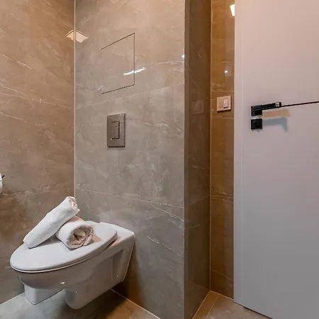 شقة Brand New With Balcony - Center *
